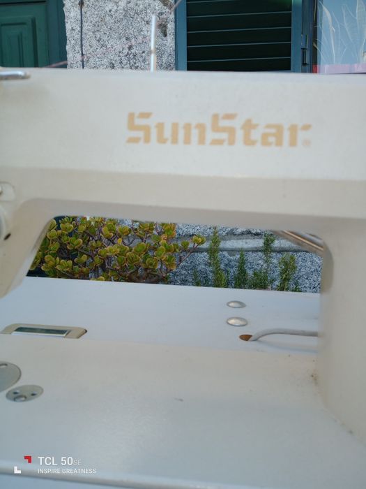 Máquina de costura semi industrial a funcionar na perfeição.