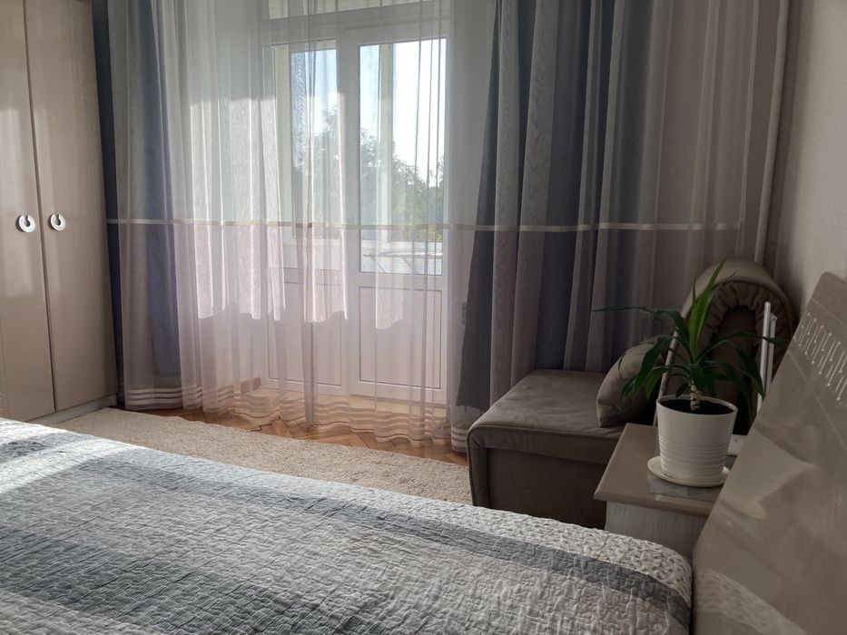 2-к квартира подобово,центр. опалення,на Соборній 101,6 місць,докум.