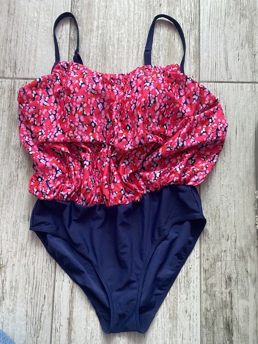 Стильний суцільний купальник