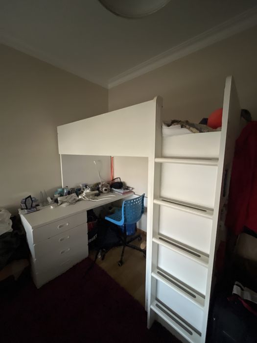 Cama com secretaria, colcão e cadeida IKEA