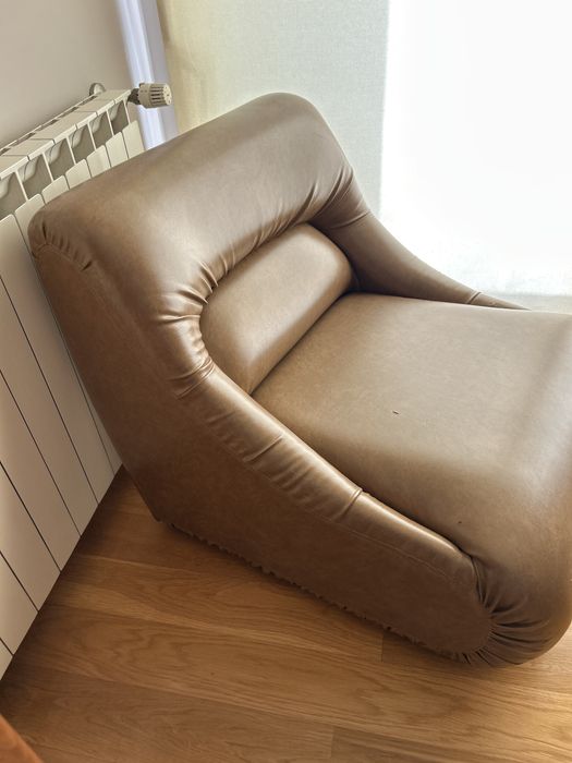 Sofa em pele sintetica de excelente qualidade com alguns sinais minimos de uso
