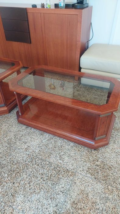 Mesa de centro retangular de madeira e tampo de vidro