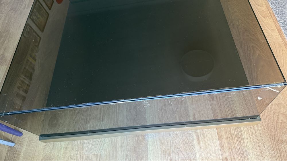 Mesa de vidro escuro