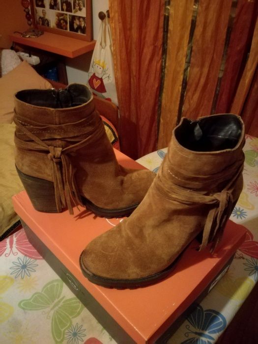 Botas em camurça camel, com fecho de lado