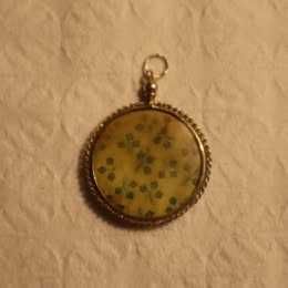 Pendente relicário com aro em ouro