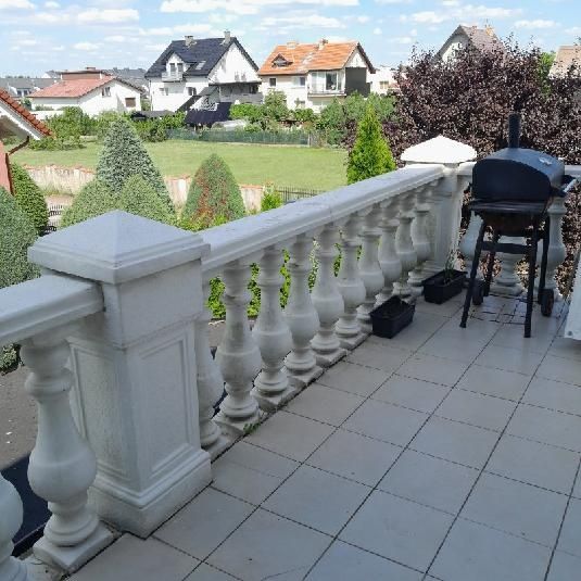162 tralki betonowe + 14 słupów – balustrada z demontażu