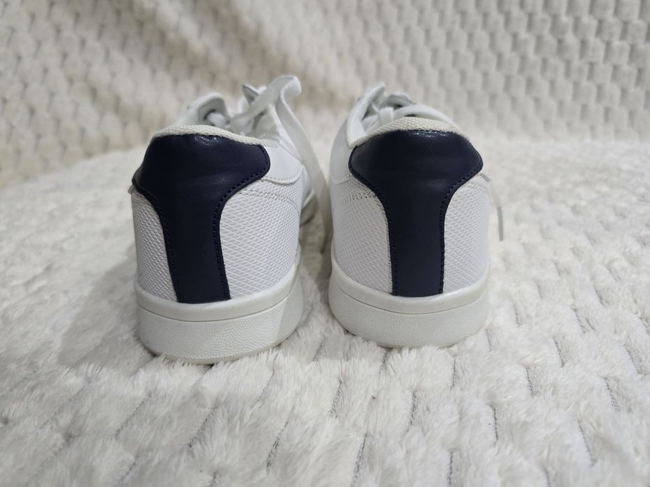 Sneakersy białe.