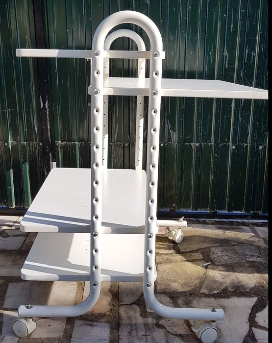 Secretária/estante com rodas com 4 prateleiras