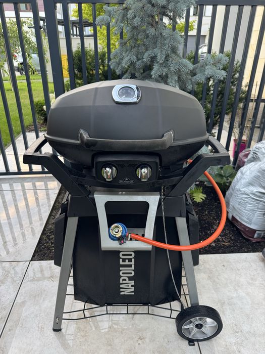 Grill gazowy Napoleon Pro 285 ze stolikiem