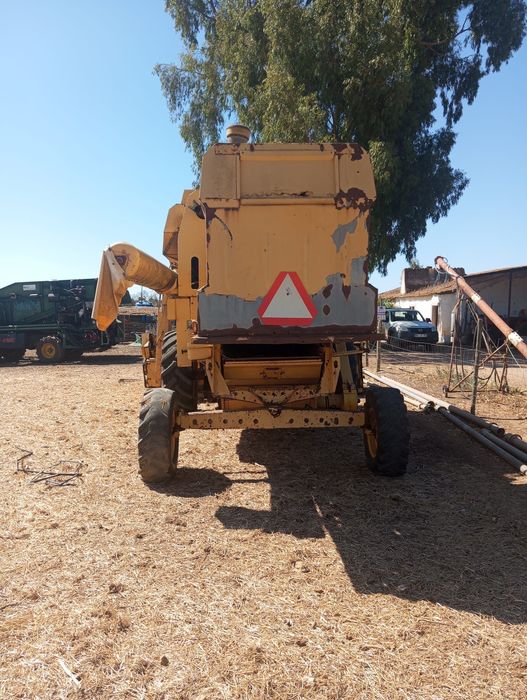 ceifeira a funcionar leva também equipamento de arroz