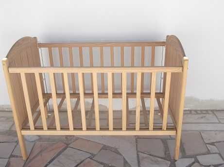 Cama de bébé em pinho