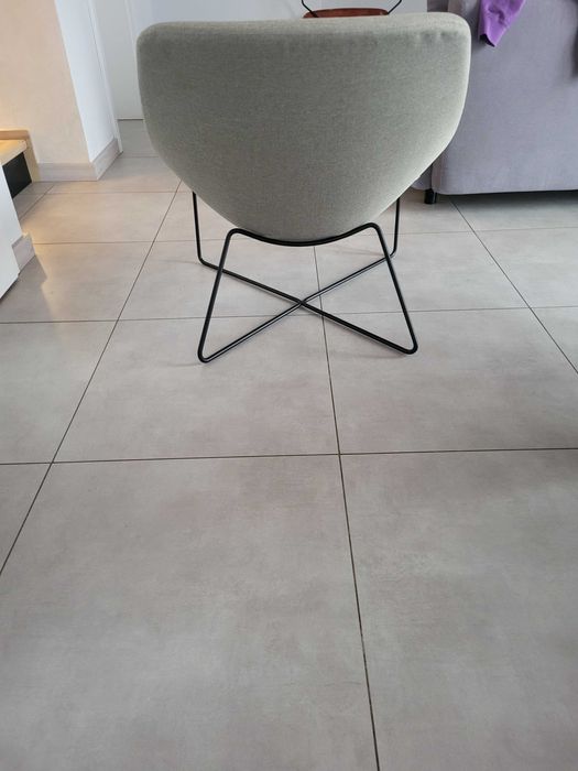 Bezowy masywny fotel na stelazu malowanym proszkowo