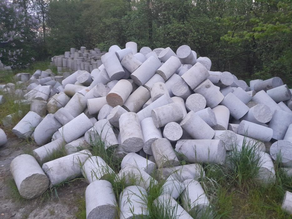 walce granitowe , rdzenie z kamienia ,  postument , słupek, palisada