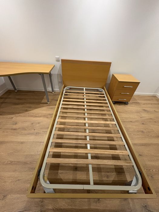 Cama solteiro, colchão, mesa cabeceira e secretária em faia.