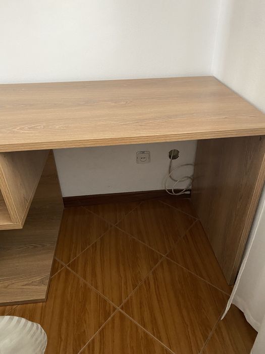 Secretária com 2 modulos de parede