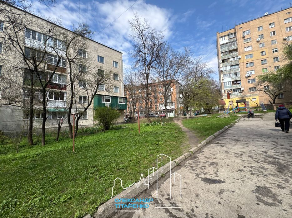Продам 3-и кімнатну квартиру в житловому стані  на Руських Фільварках