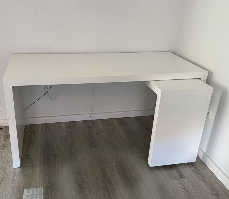 Mesa de canto branca do IKEA
