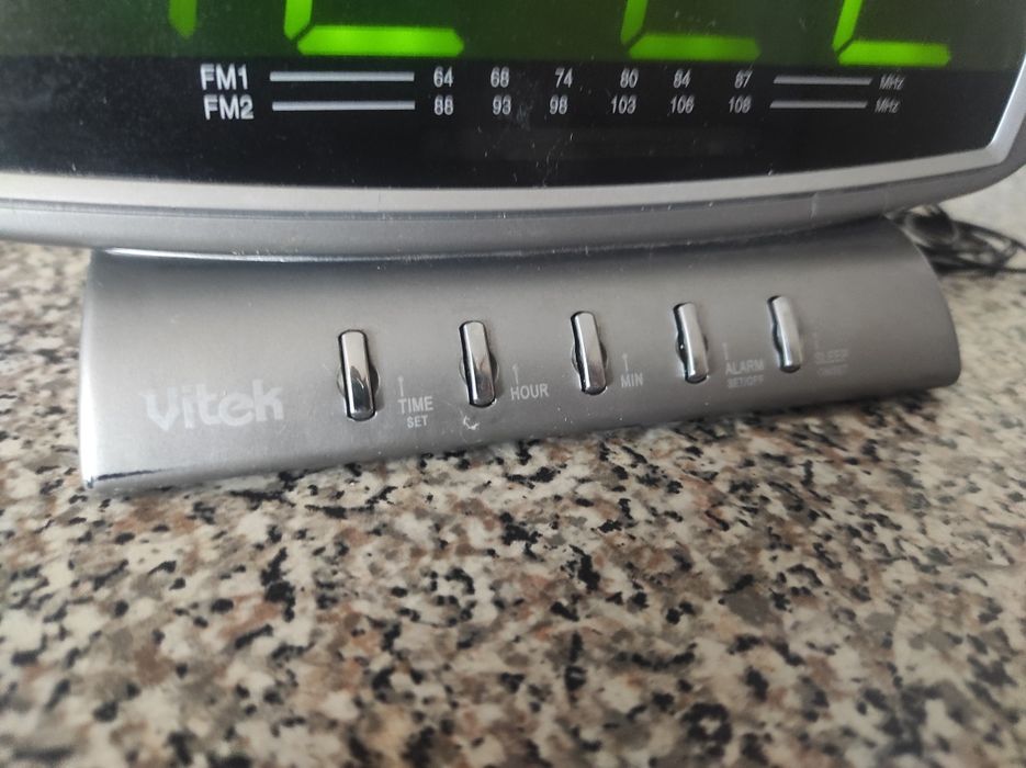 Настільний електронний цифровий годинник Vitek