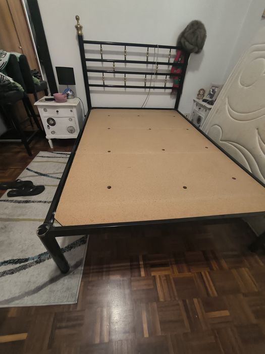 Vendo cama usada com possibilidade de colchão