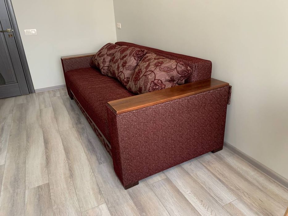 Диван, тканинний з деревяними підставками