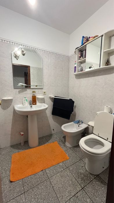 Aluga-se quarto individual