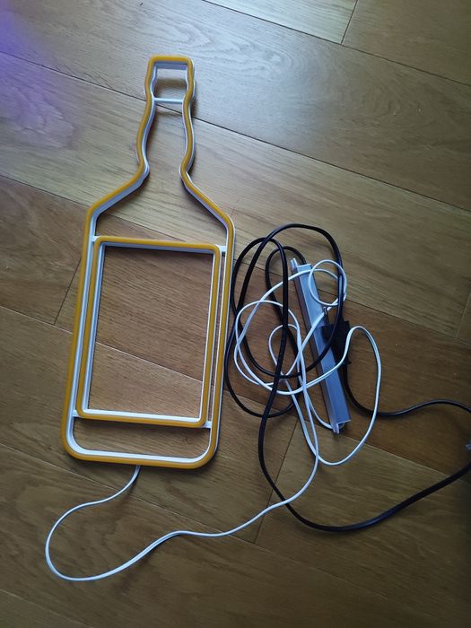 Neon butelka whisky sprawny