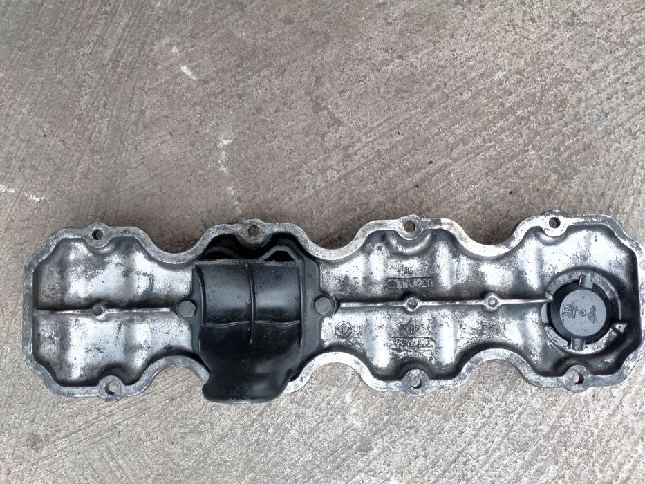 Крышка клапанов на Опель и шкив колена.