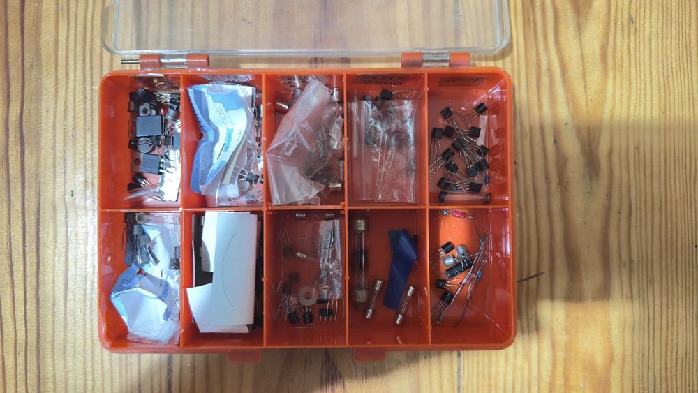 Lote de componentes eletrónicos
