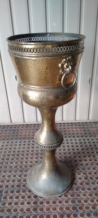 Jarro floreira em latão