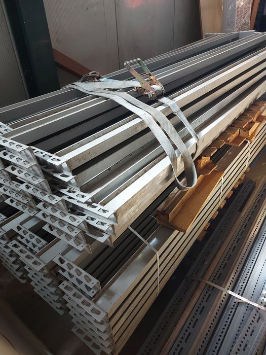 lote de estantes usadas para desocupar