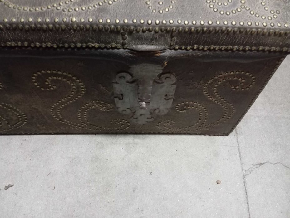 Baú tipo Arca  em couro preto