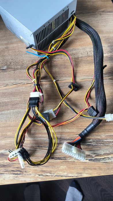 Продам блок живлення Cooler Master 460W + різні кабелі, зарядки.