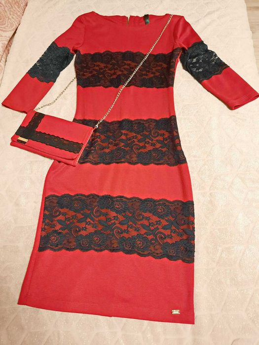 Трикотажне червоне плаття з мереживними вставками і клатчем, S