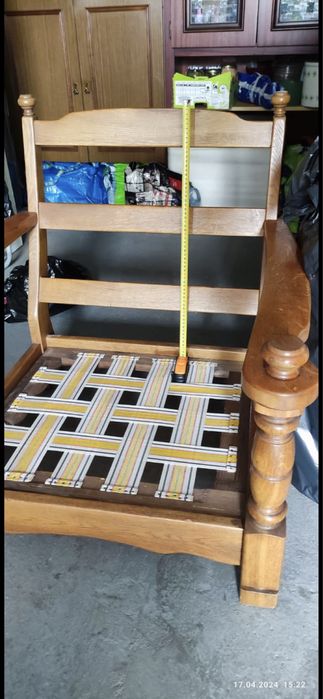 Drewniany fotel po częściowej renowacji