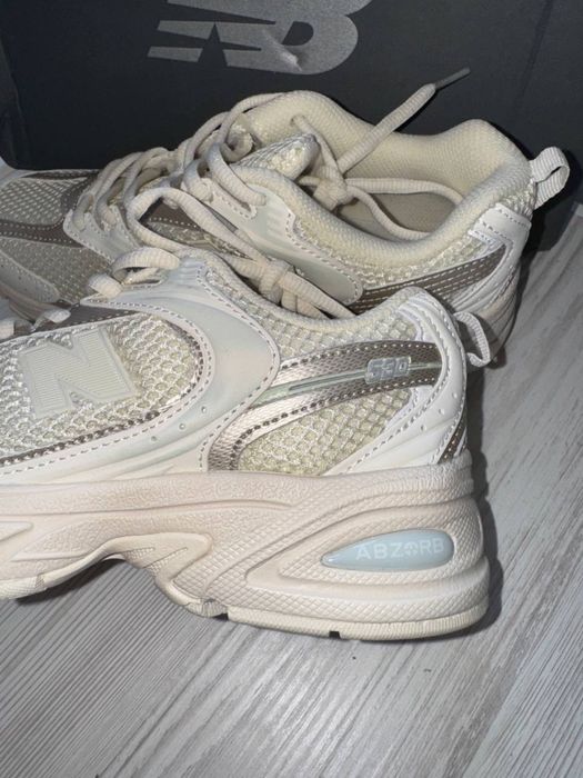 Кросівки жіночі