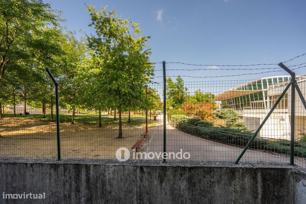 Apartamento T2, com boa luz natural, em Odivelas