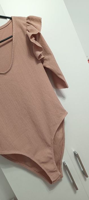 Body damskie pudrowy róż 36 S dekolt z krótkim rękawem