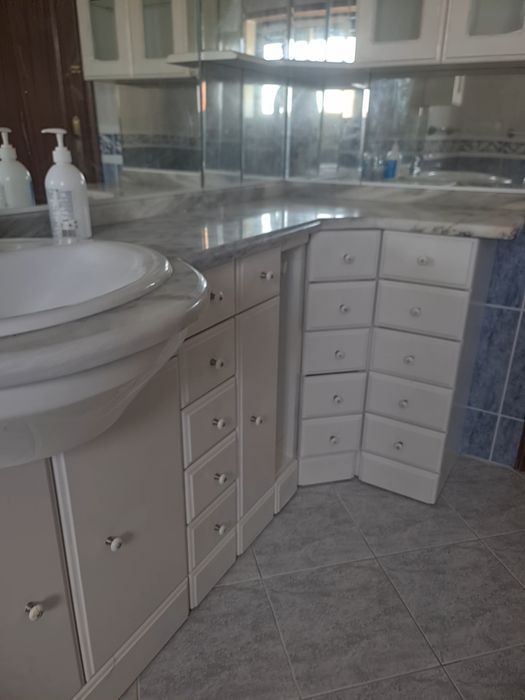 Móvel e espelhos para wc