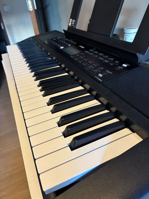Piano Yamaha PSR-E383 2026