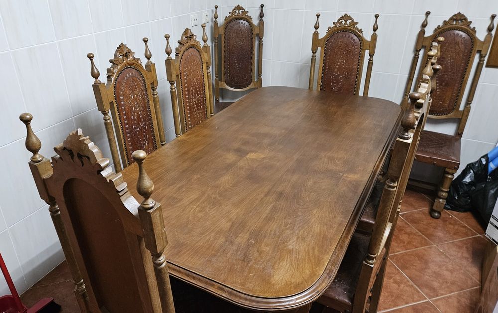 Mesa de sala de jantar e 8 cadeiras