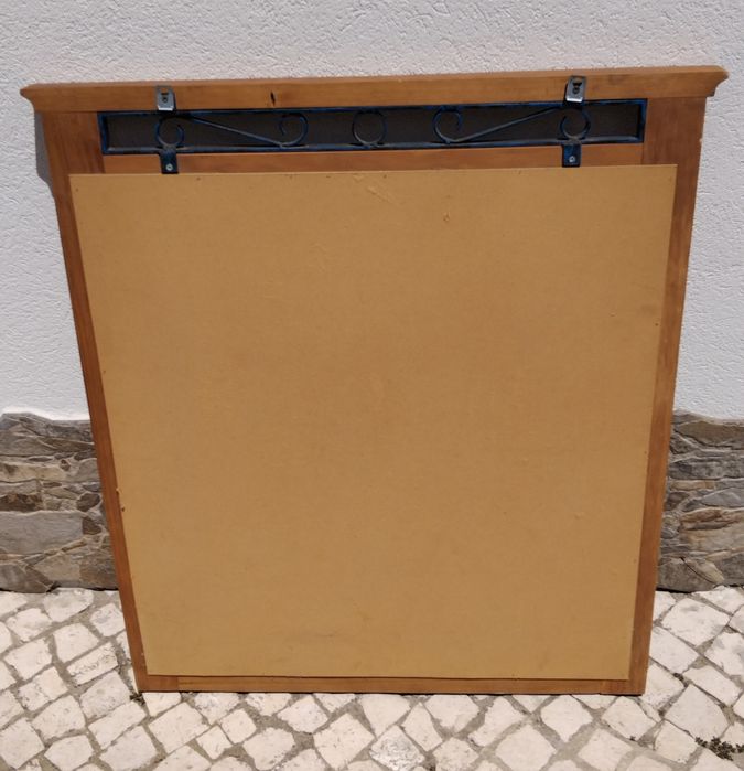 Espelho em moldura de madeira 840x932mm