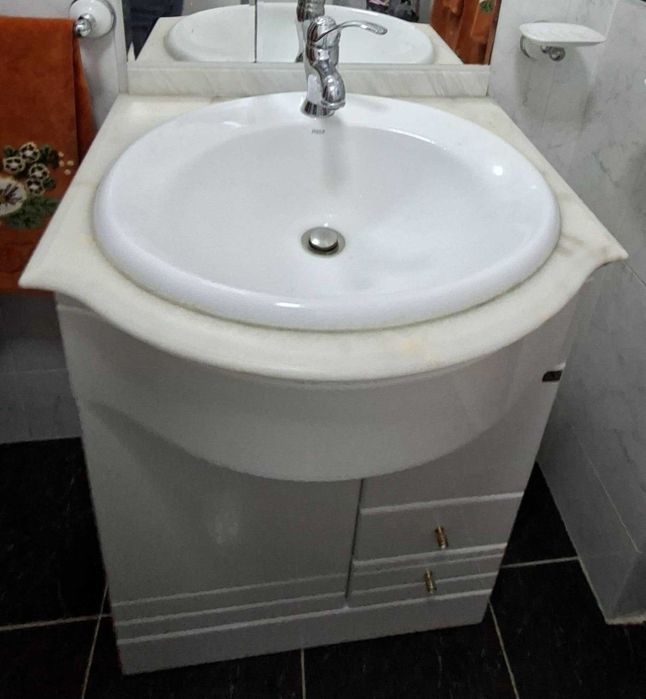 Móvel c/lavatório de loiça para WC (está como novo)