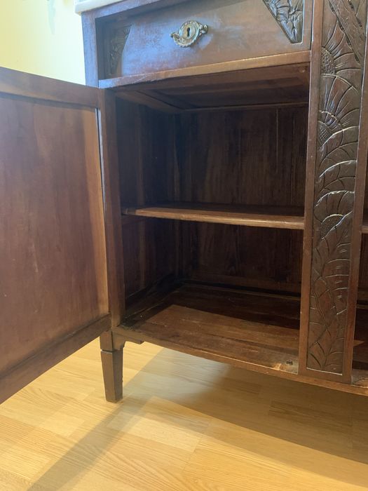 Móvel em madeira com tampo em pedra mármore