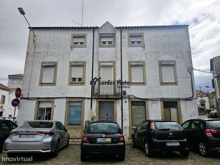 Detached House with Potential for Six Studio or One-Bedroom Apartments