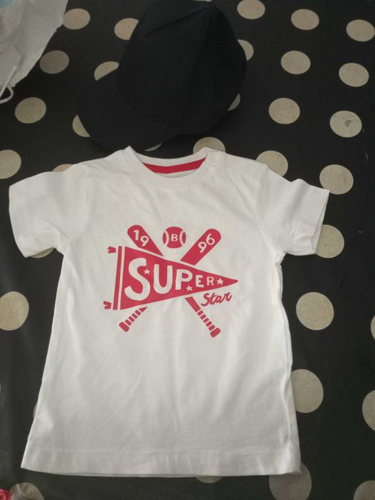 Conjunto boné e t-shirt novo