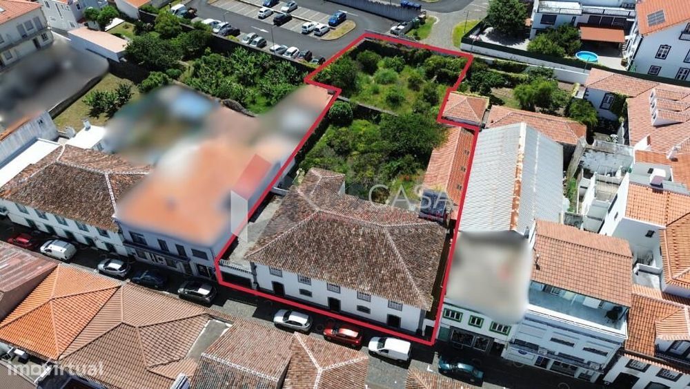 Excelente prédio no centro da Praia da Vitória!