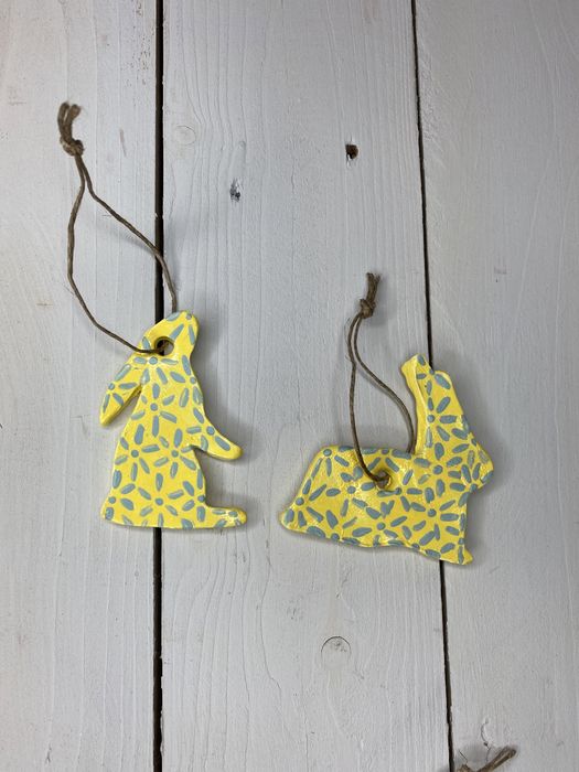 Zestaw żółtych pastelowych zawieszek królik zając wielkanoc