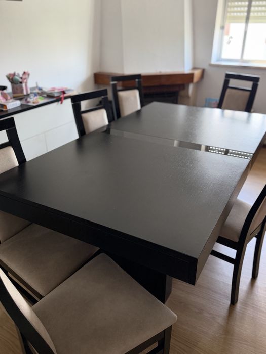 Mesa em madeira com 6 cadeiras vermelhas