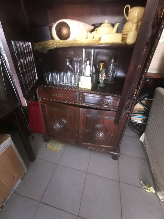 Móvel louceiro em castanho