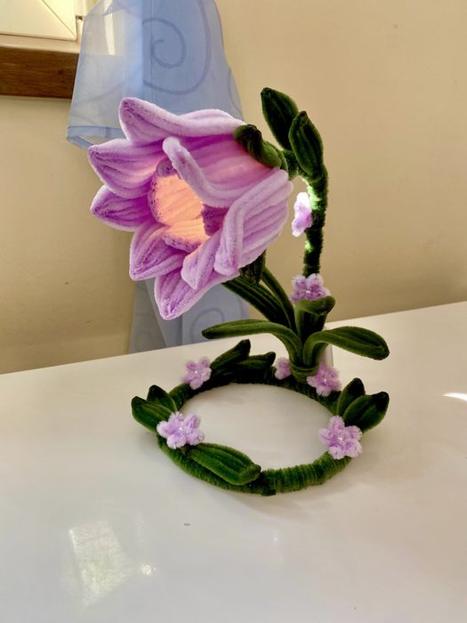 Swiecacy fioletowy kwiat